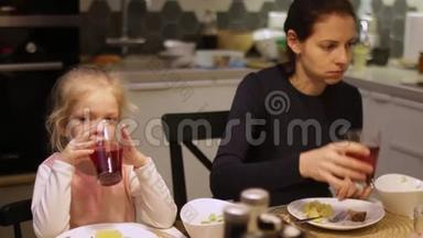 家庭晚餐。 妈妈和女儿在吃饭